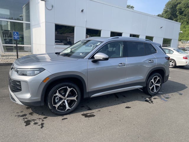 2025 Volkswagen Tiguan SE photo 2