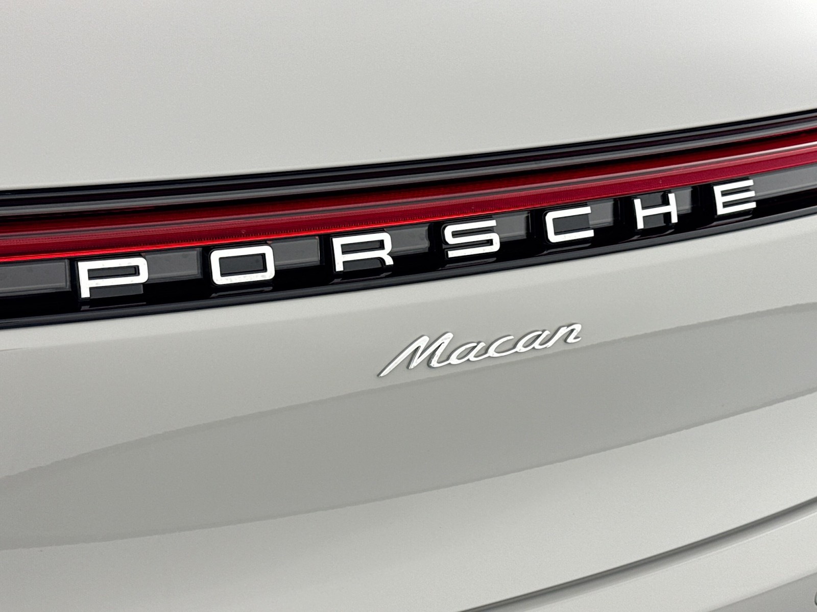 2025 Porsche Macan T photo 21
