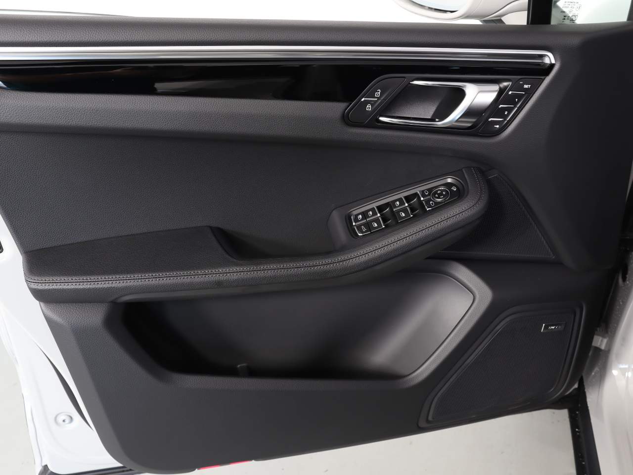 2025 Porsche Macan S photo 21