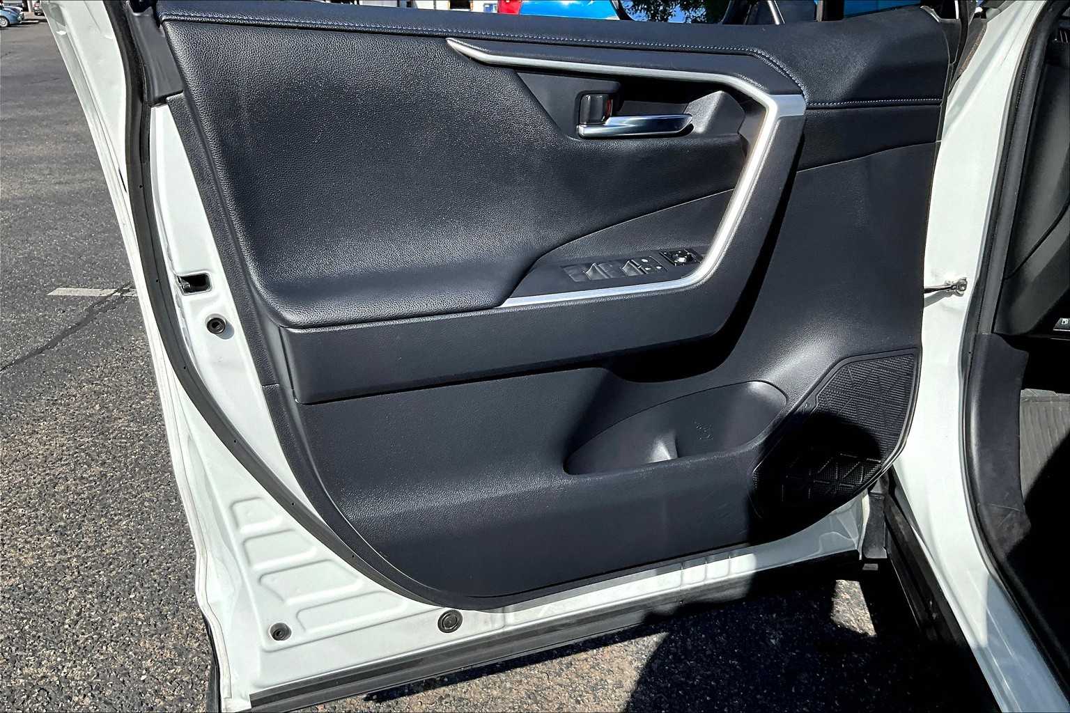 2021 Toyota RAV4 Hybrid XSE photo 18