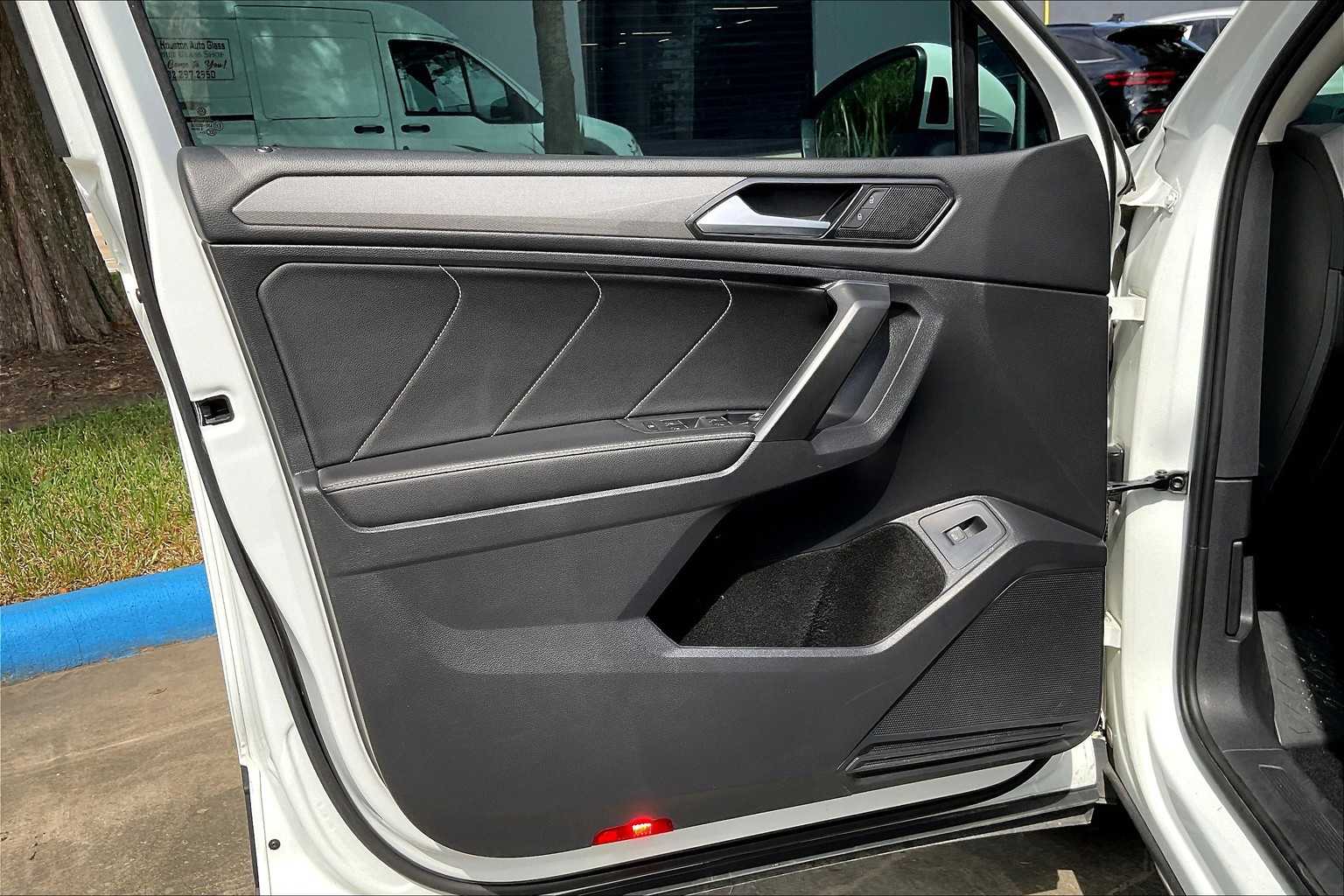 2022 Volkswagen Tiguan SE photo 38