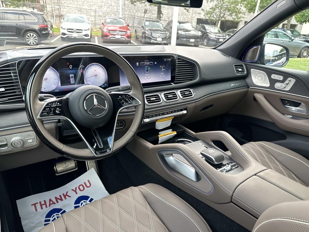 2025 Mercedes Benz GLS Maybach 600 photo 8