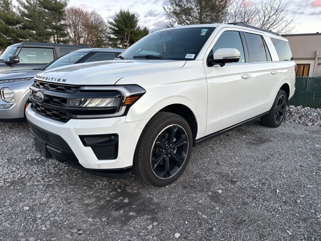 2023 Ford Expedition Limited's photo