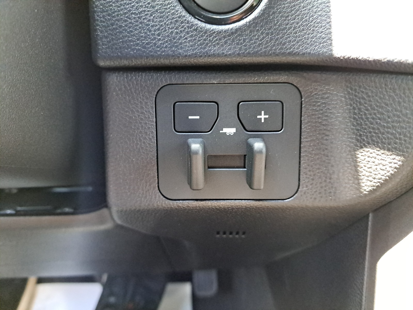 2025 Toyota Tundra SR5 CrewMax photo 37