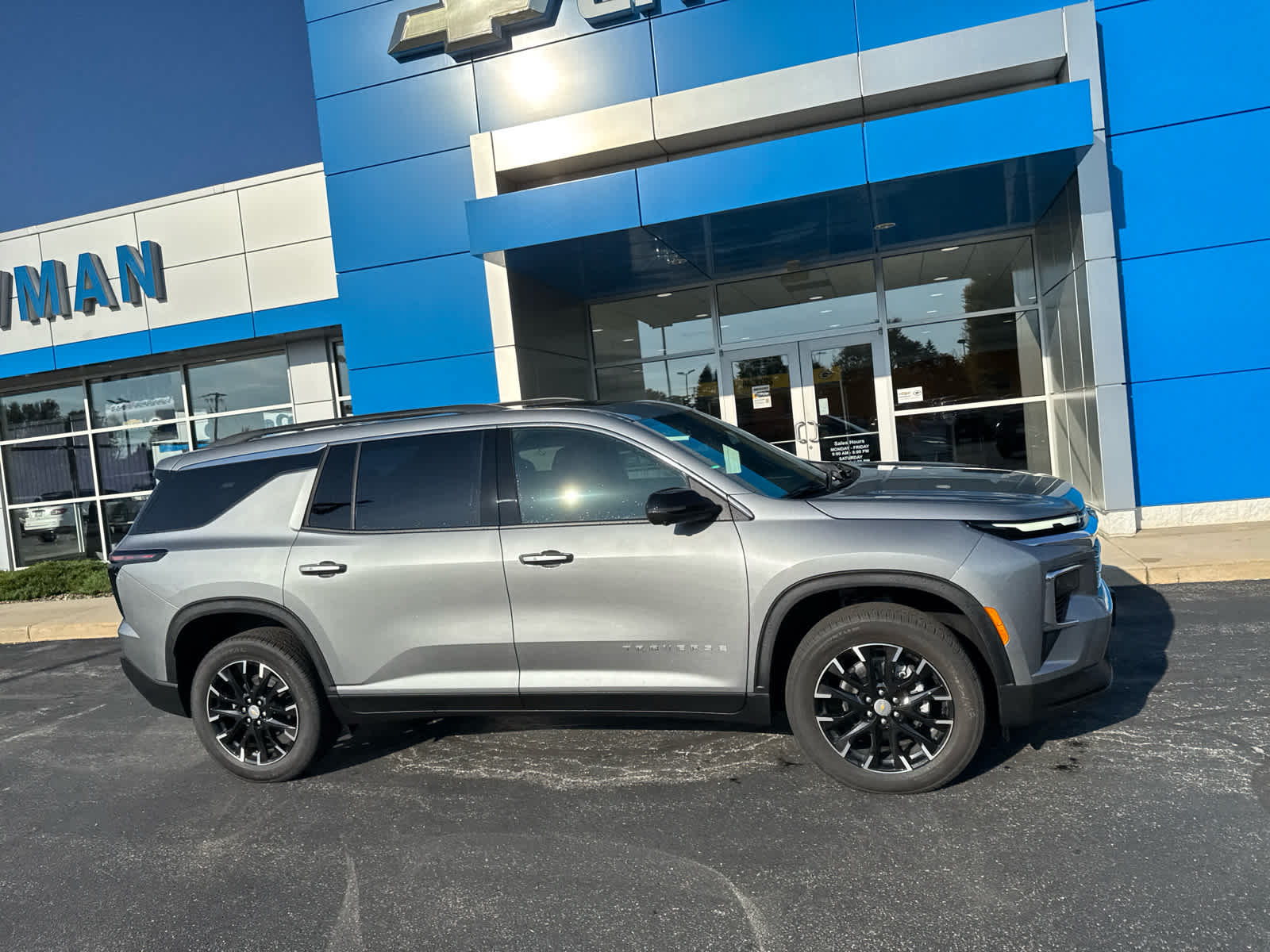 2025 Chevrolet Traverse photo 2