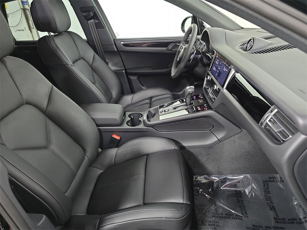 2026 Porsche Macan T photo 25