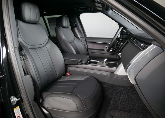 2025 Land Rover Range Rover SE photo 3