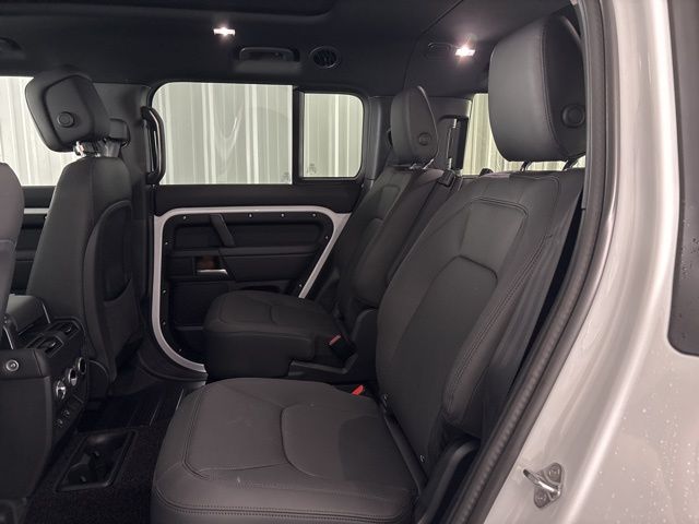 2025 Land Rover Defender 130 X-Dynamic SE photo 21