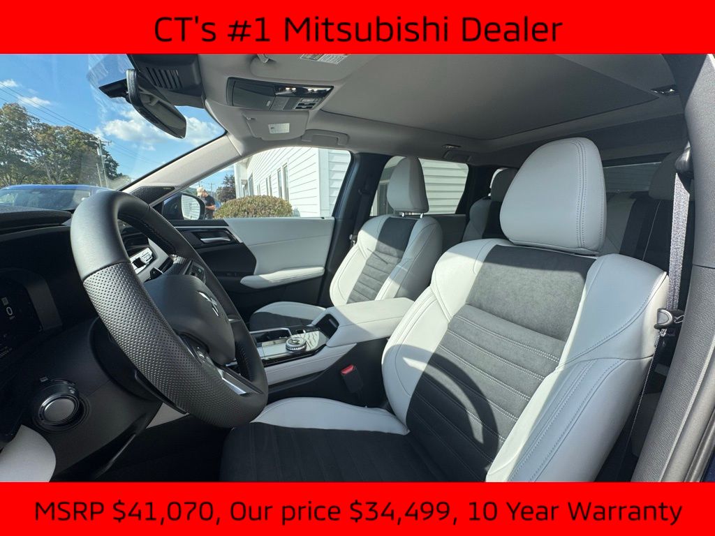 2025 Mitsubishi Outlander SE photo 5