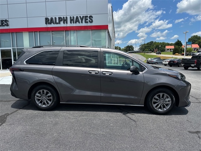 2024 Toyota Sienna XLE photo 2