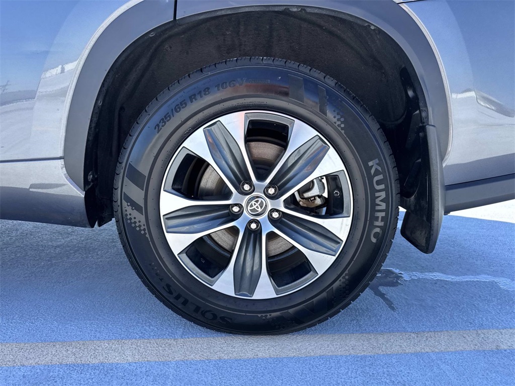 2023 Toyota Highlander Hybrid XLE photo 3