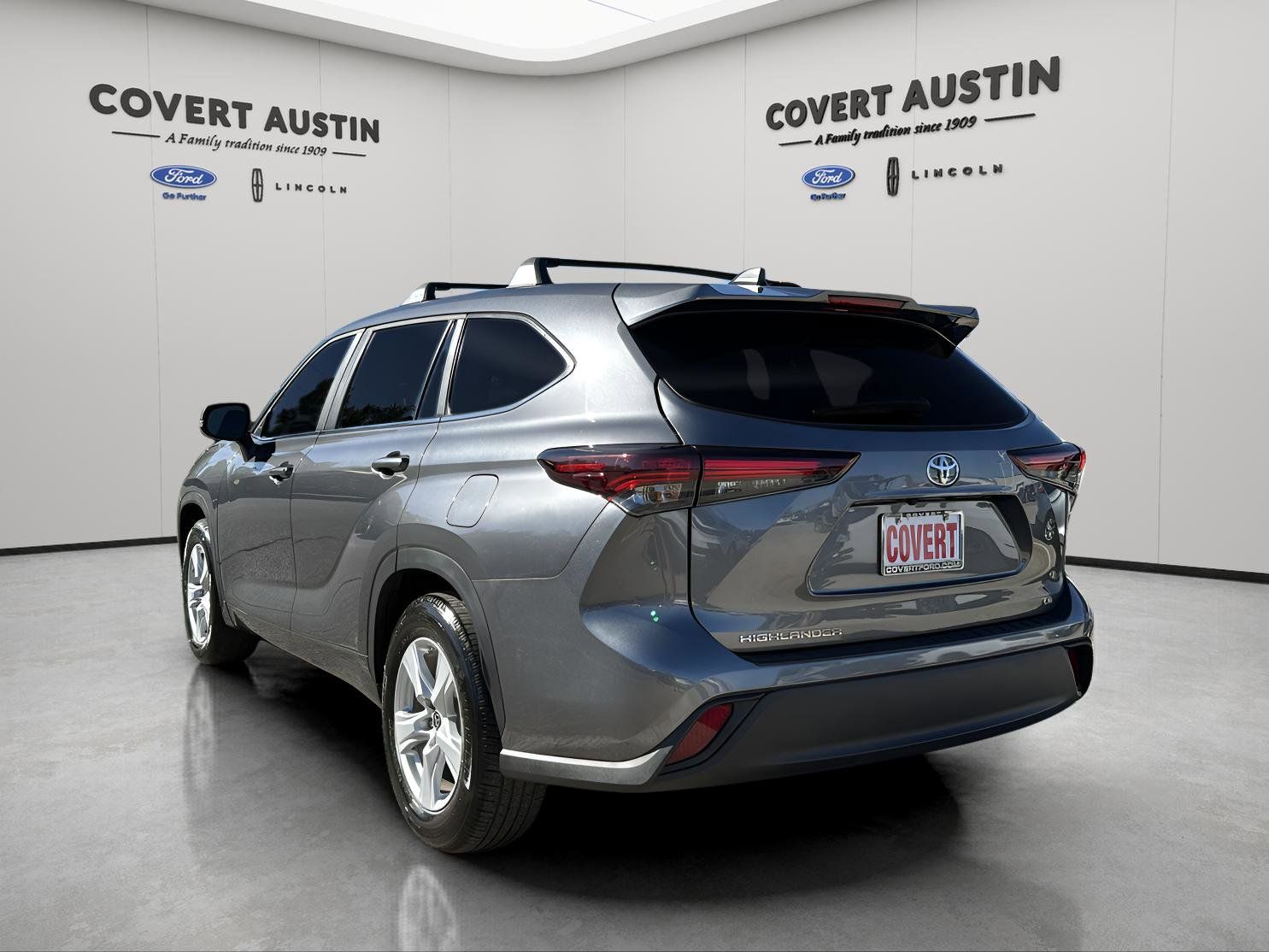 2025 Toyota Highlander LE photo 3