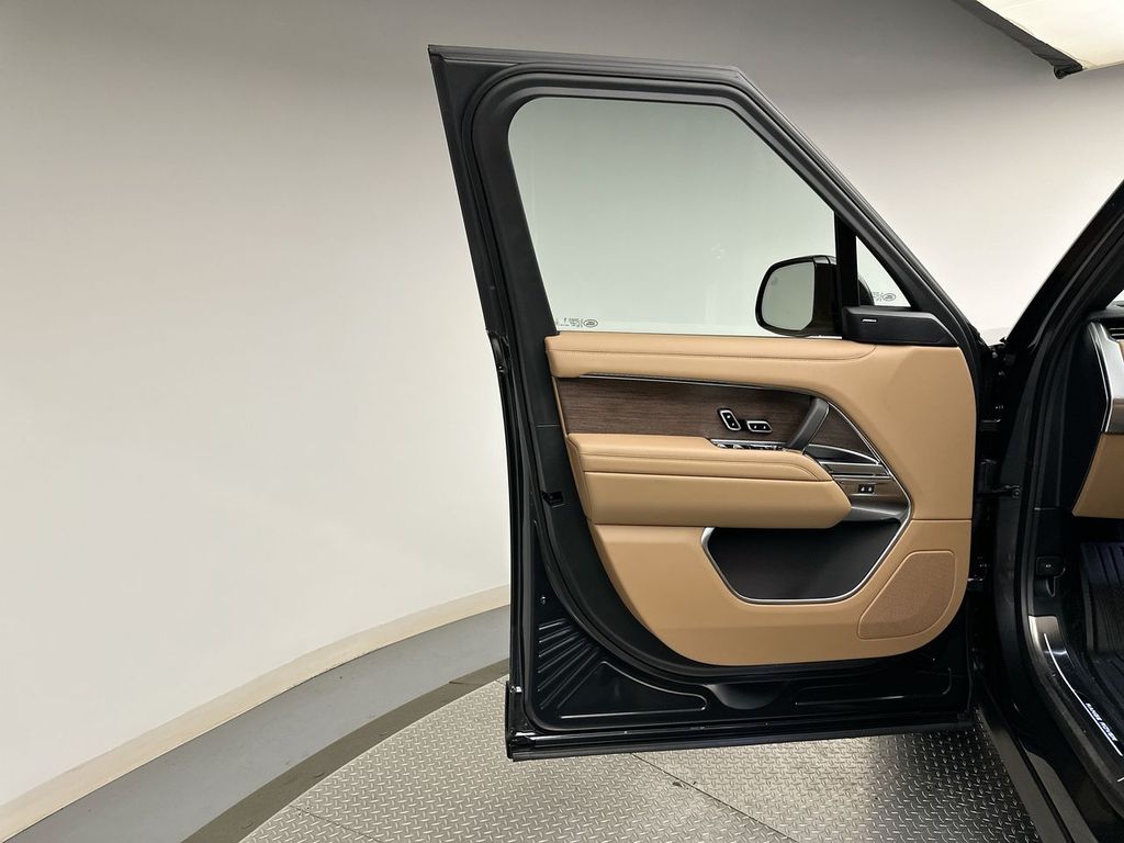 2025 Land Rover Range Rover SE photo 7