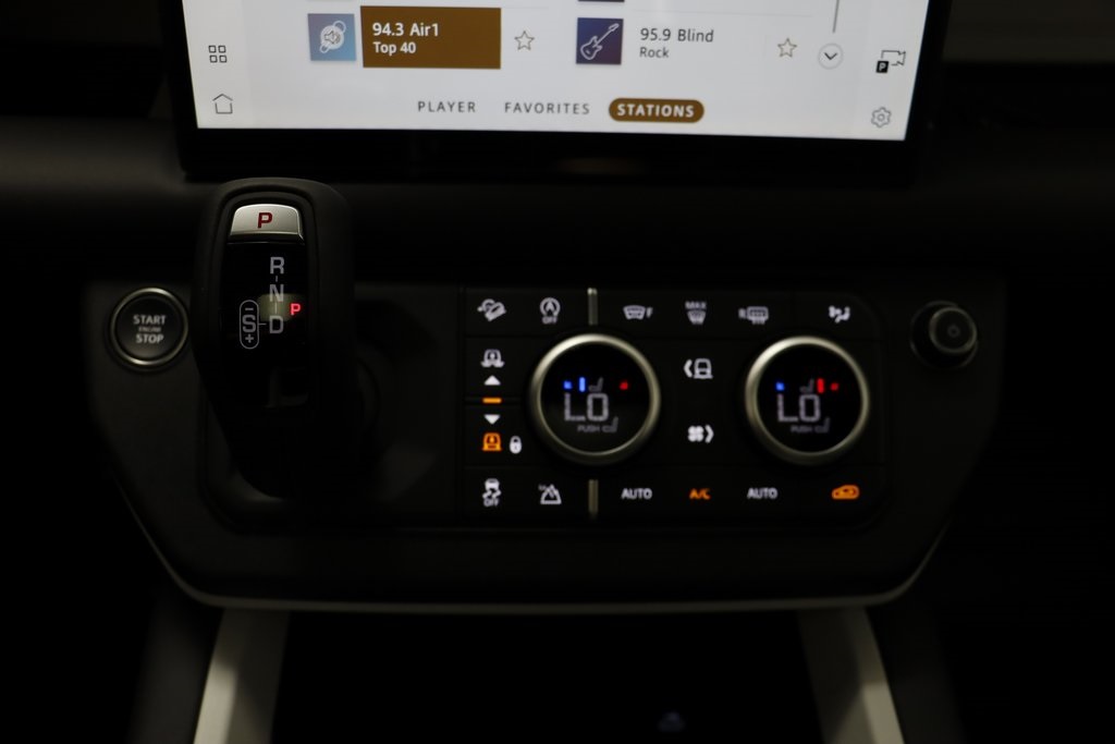 2025 Land Rover Defender 110 X-Dynamic SE photo 10