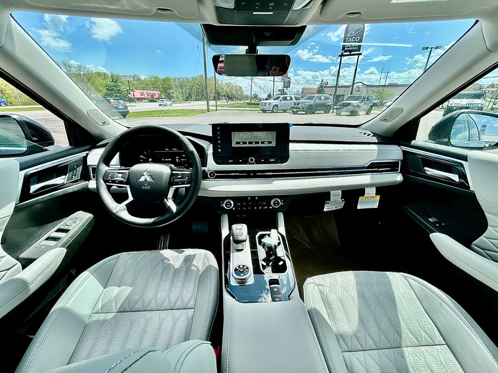 2025 Mitsubishi Outlander SEL photo 10