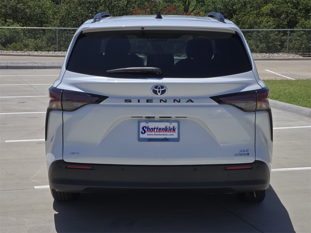 2024 Toyota Sienna XLE photo 7
