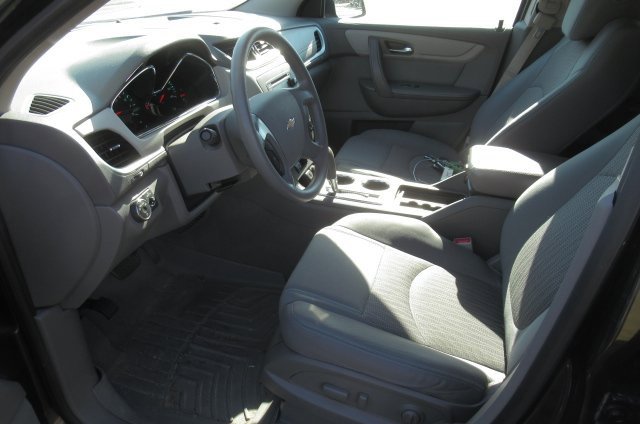 2017 Chevrolet Traverse LS photo 3