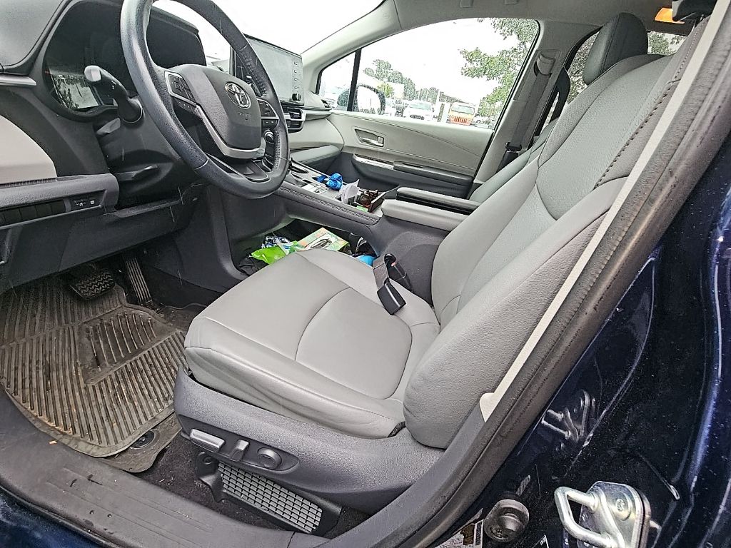 2021 Toyota Sienna XLE photo 7