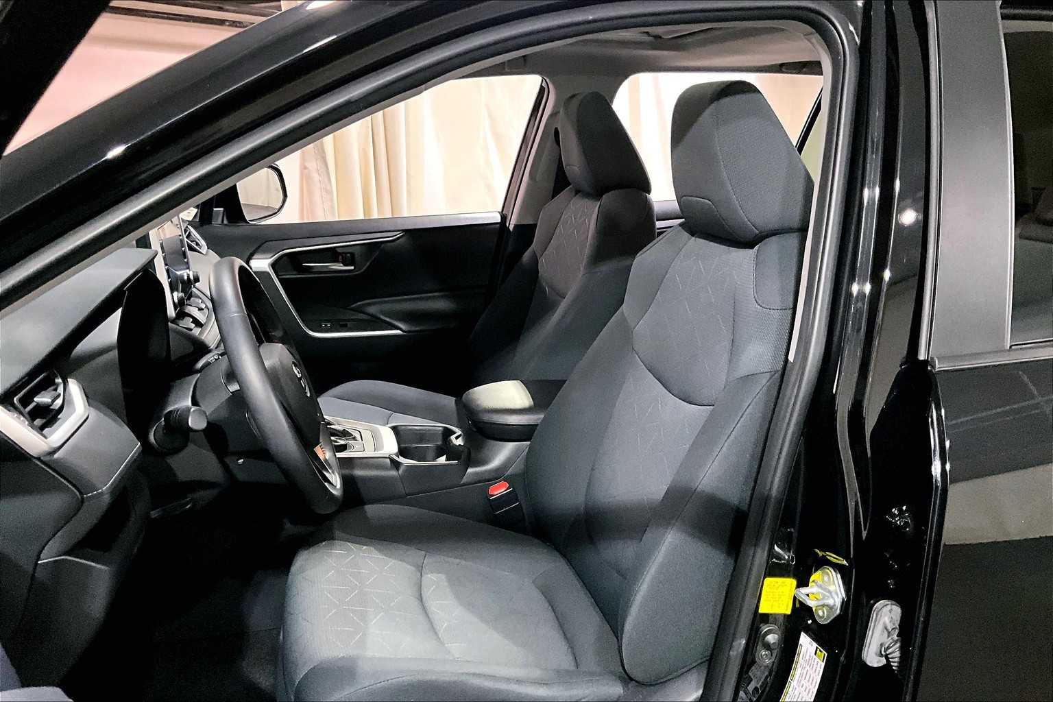 2019 Toyota RAV4 Hybrid XLE photo 8