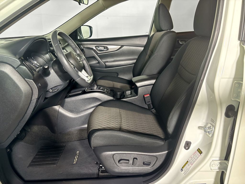 2017 Nissan Rogue SV photo 11