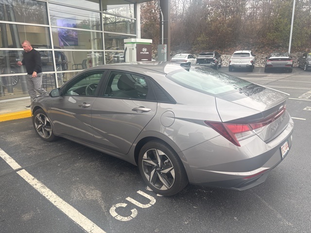 2023 Hyundai Elantra SEL photo 2