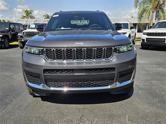 2025 Jeep Grand Cherokee Laredo photo 2