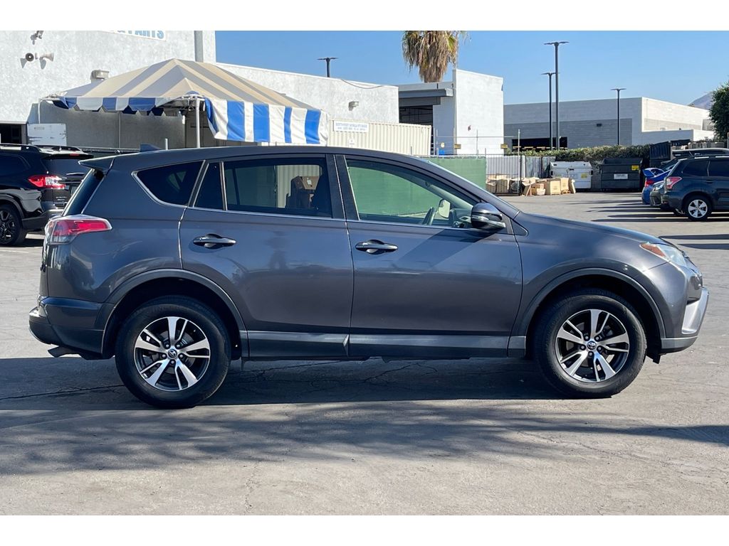 2017 Toyota RAV4 XLE photo 7
