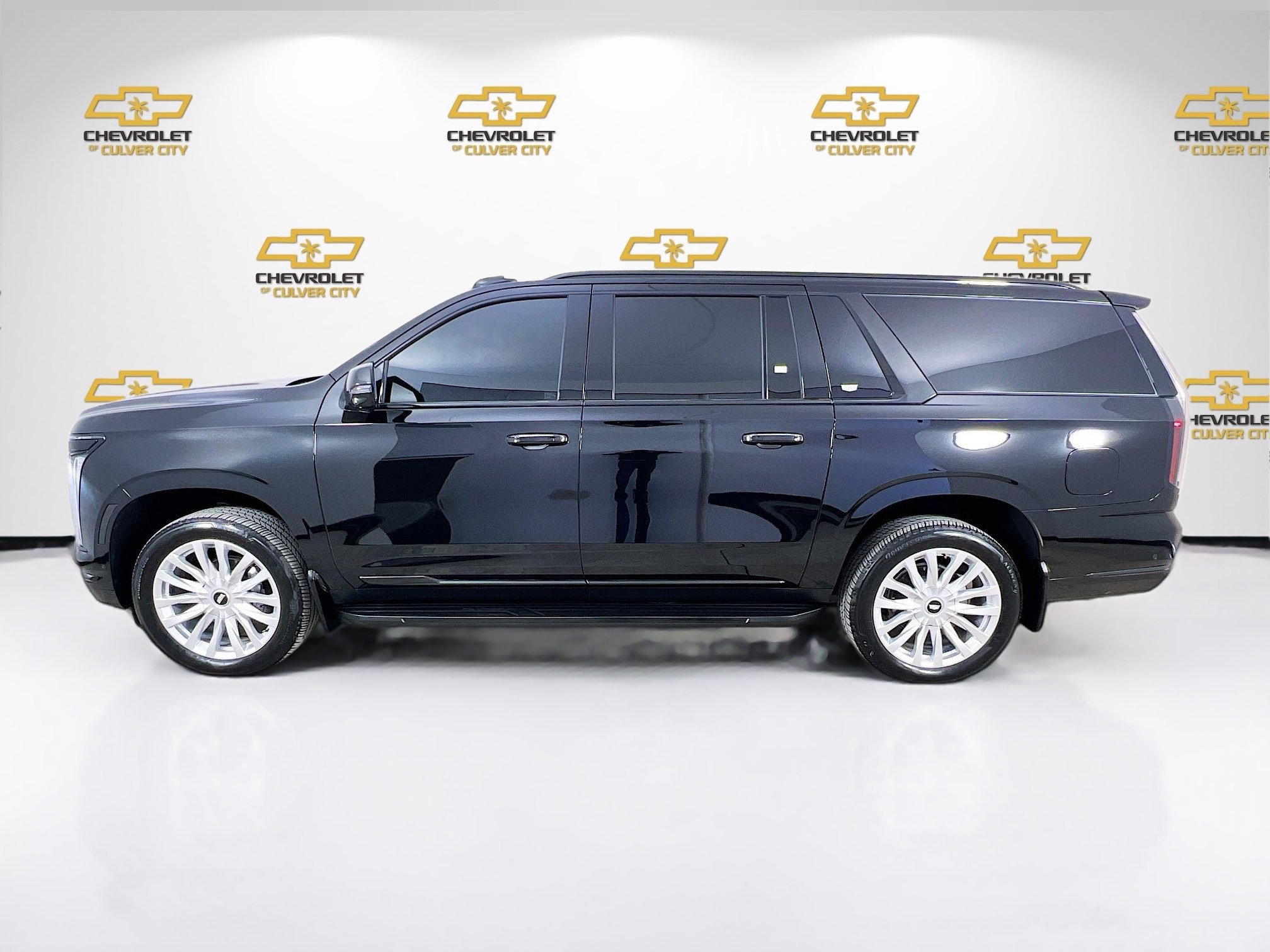 2025 Cadillac Escalade ESV Luxury photo 3