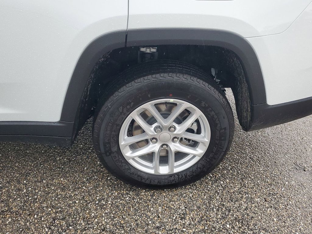 2025 Jeep Grand Cherokee Laredo Altitude photo 18