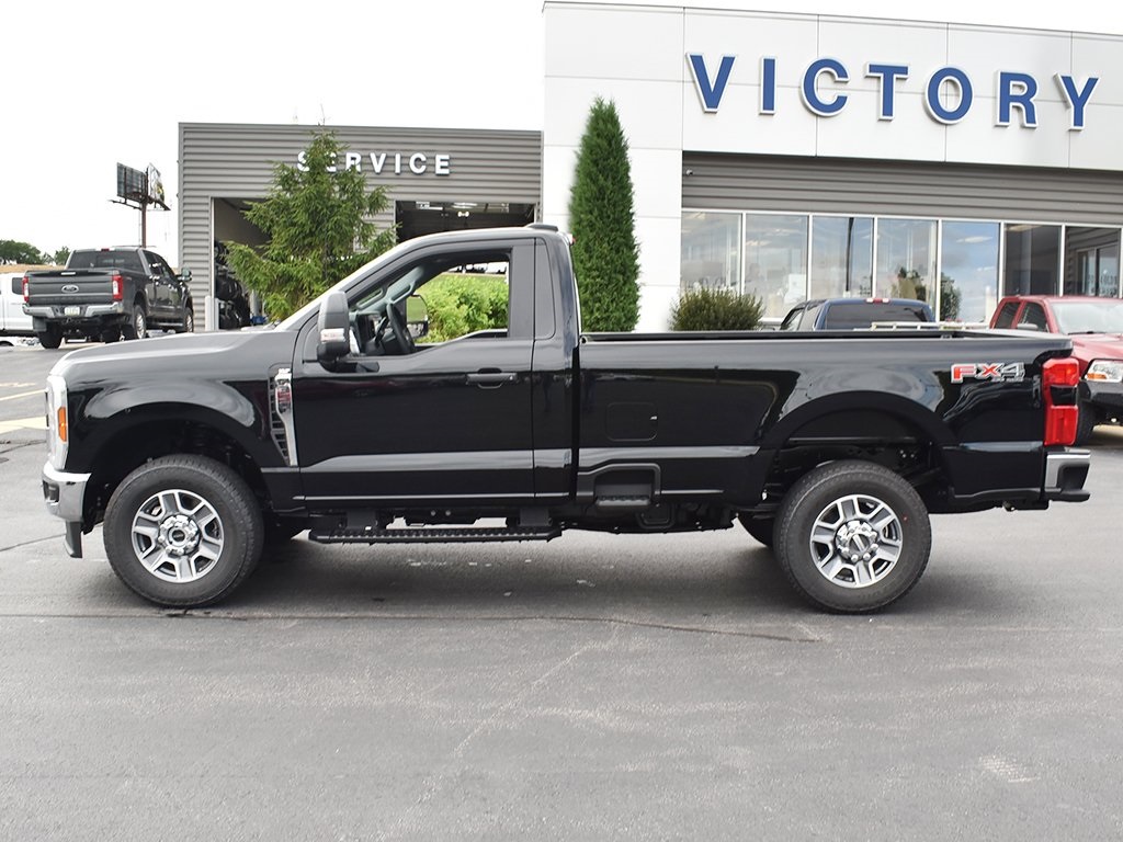 2025 Ford F-350 XLT photo 2