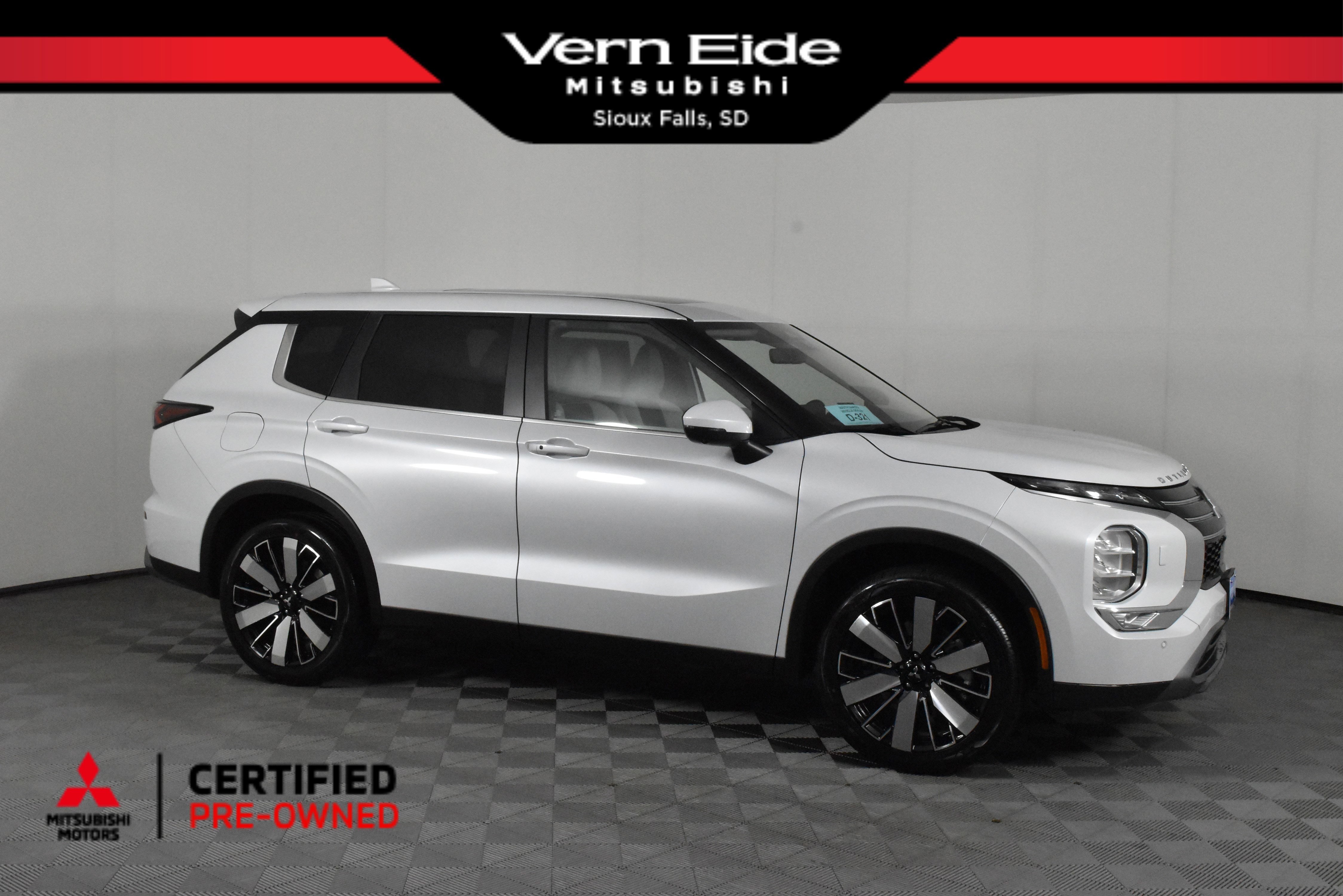 2025 Mitsubishi Outlander Plug-in Hybrid SE's photo