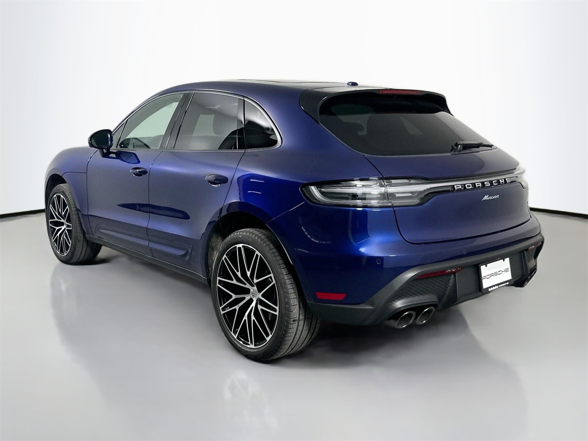 2025 Porsche Macan Base photo 3