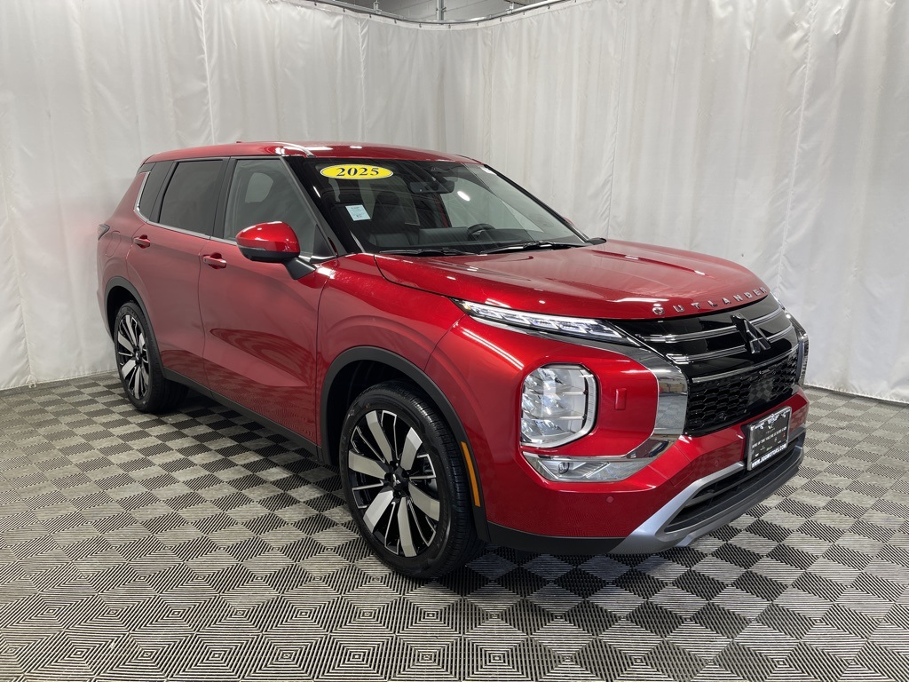 2025 Mitsubishi Outlander SE photo 2
