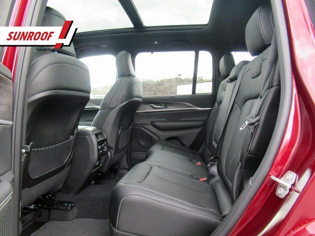 2025 Jeep Grand Cherokee Limited photo 4