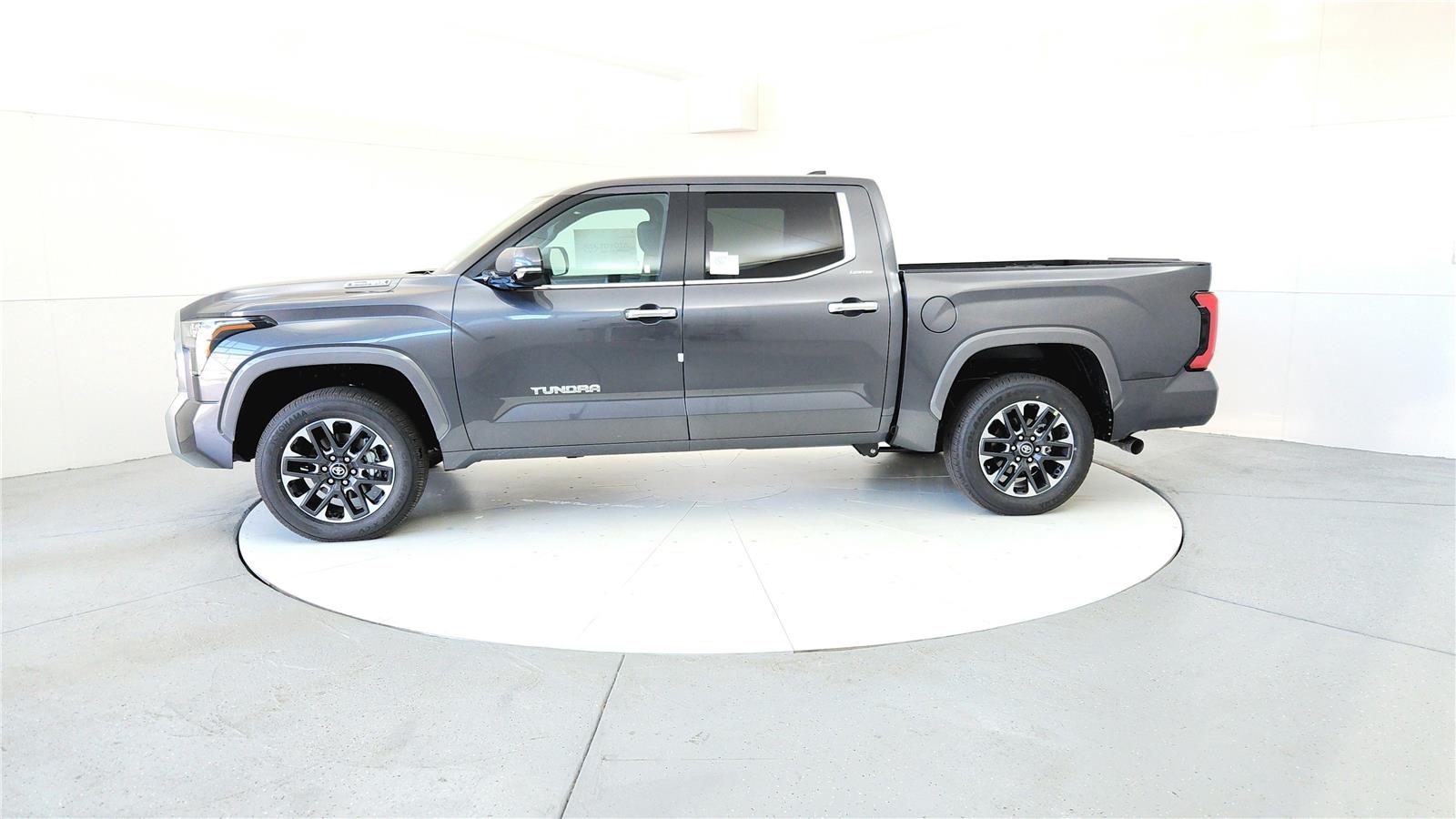 2025 Toyota Tundra Limited CrewMax photo 3