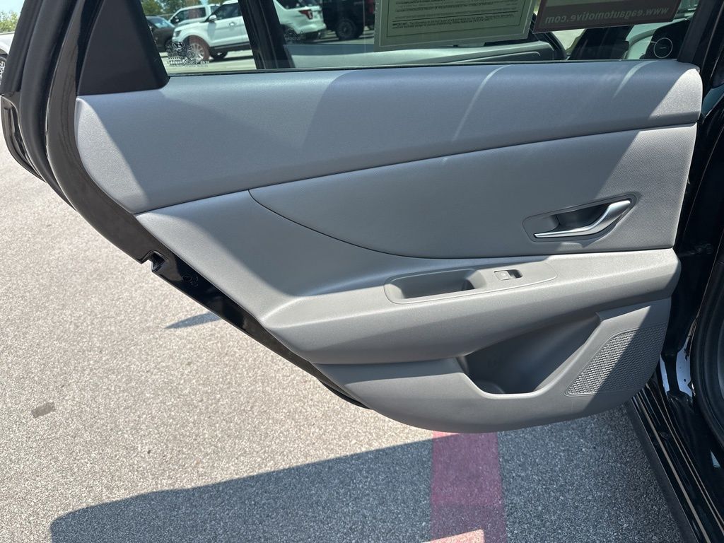 2023 Hyundai Elantra SEL photo 28