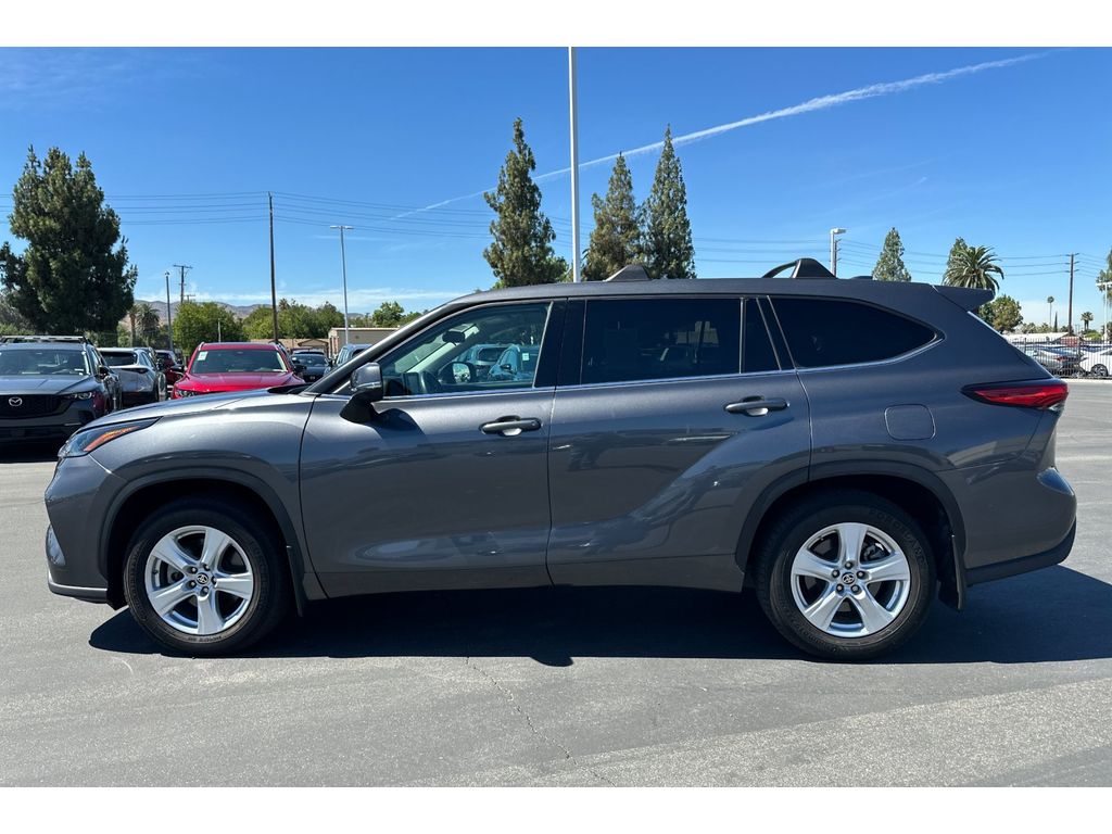 2021 Toyota Highlander LE photo 2