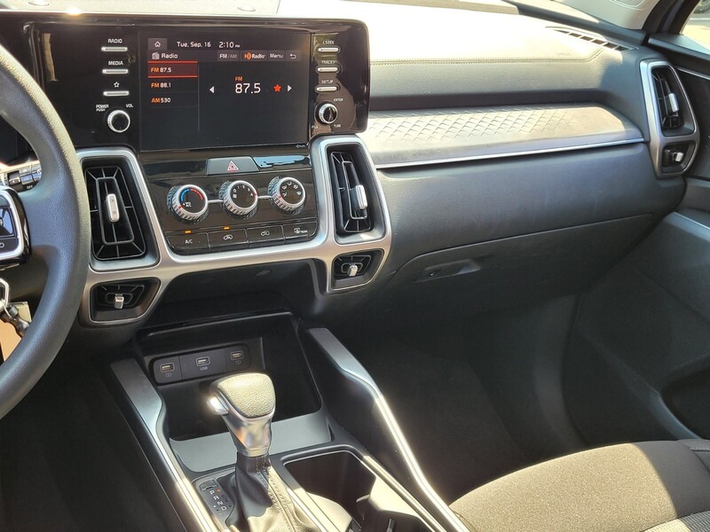 2023 Kia Sorento LX photo 23