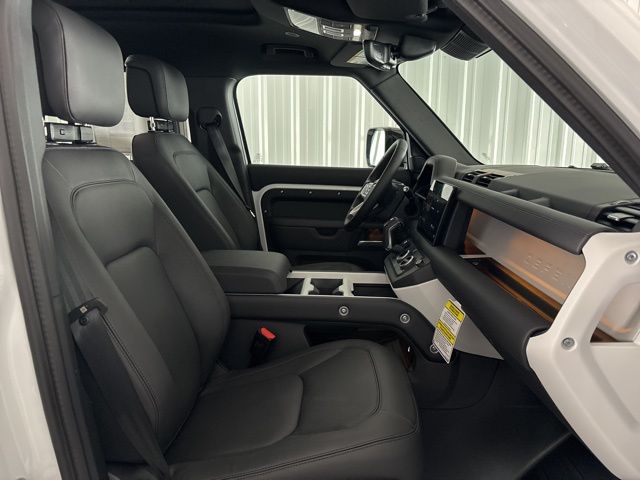 2025 Land Rover Defender 130 X-Dynamic SE photo 25