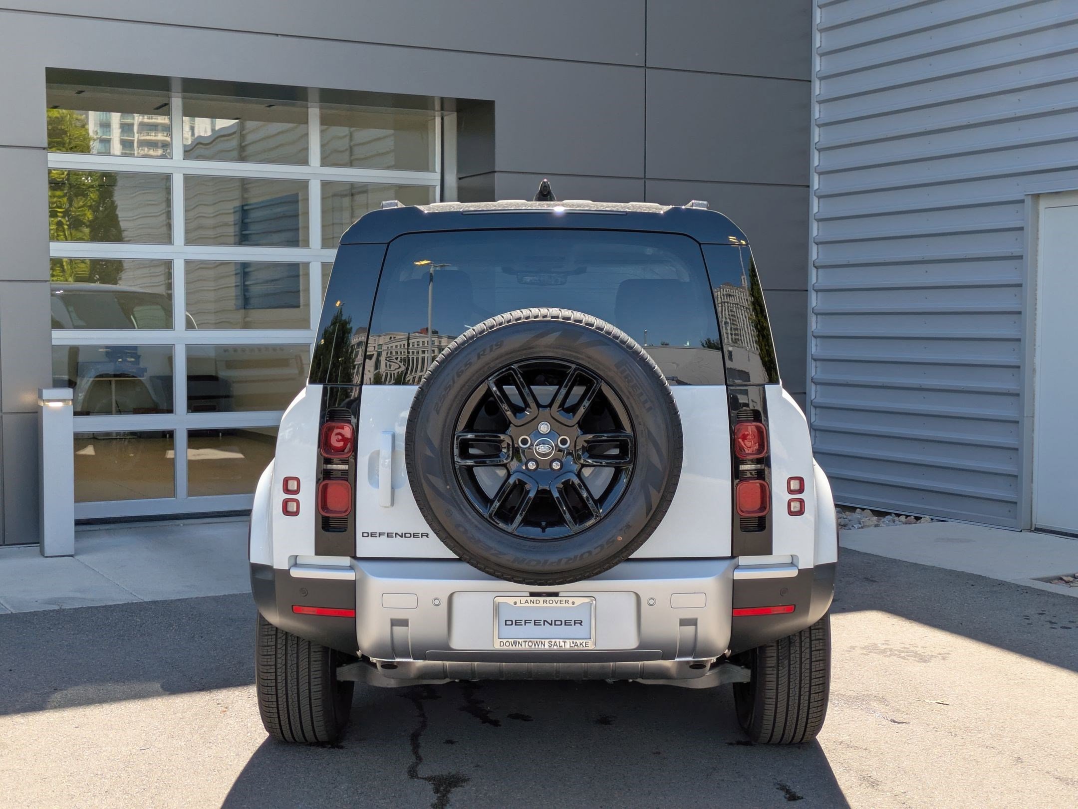 2025 Land Rover Defender 110 S photo 4