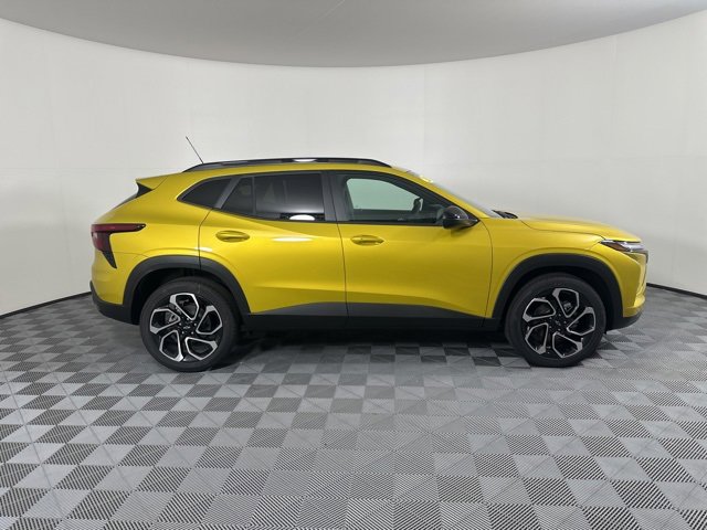 2025 Chevrolet Trax photo 2