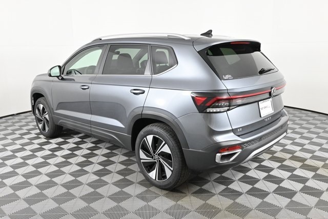 2025 Volkswagen Taos SE photo 3