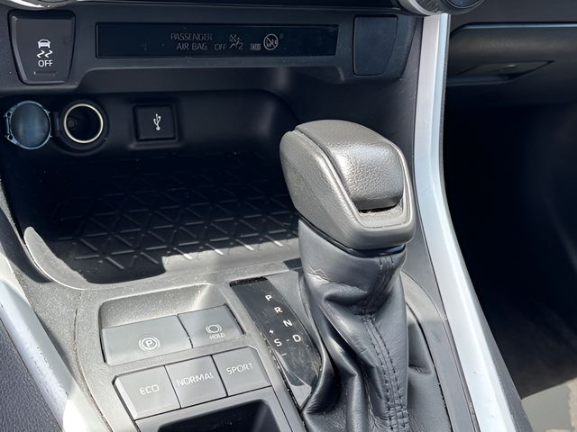 2022 Toyota RAV4 LE photo 12