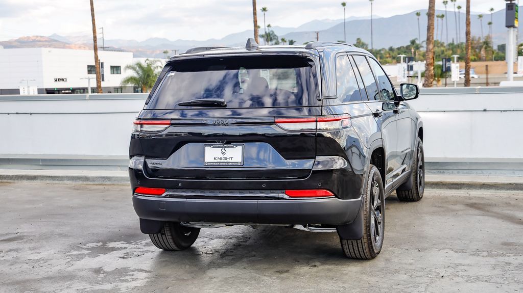 2025 Jeep Grand Cherokee Laredo Altitude photo 3