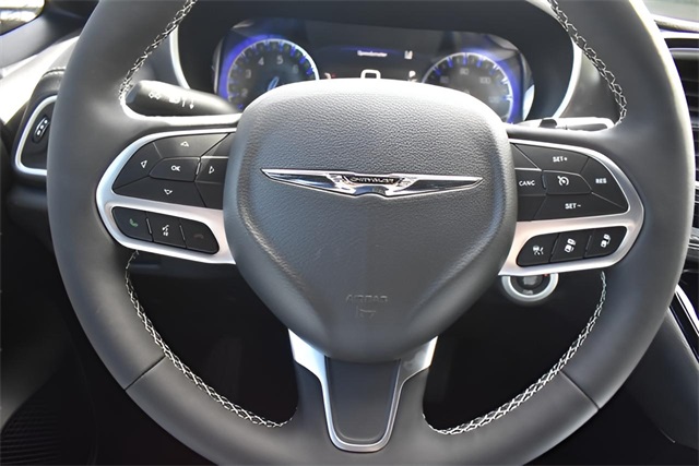 2025 Chrysler Pacifica photo 17
