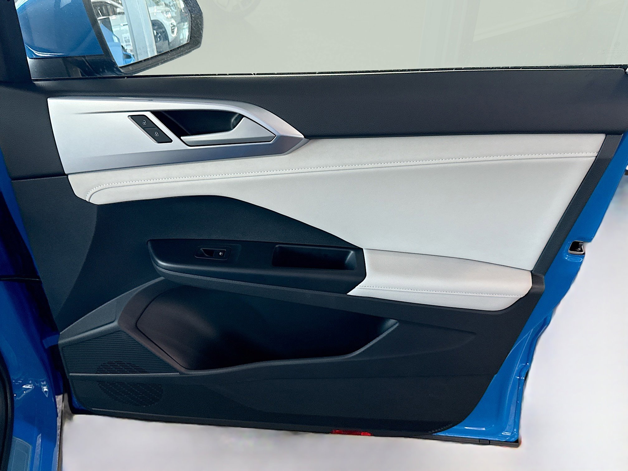 2025 Volkswagen Taos SE photo 3