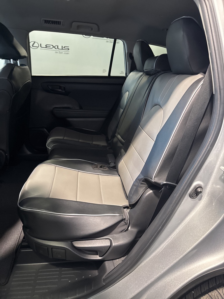 2022 Toyota Highlander LE photo 22