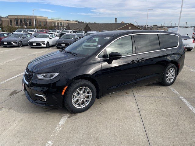 2026 Chrysler Pacifica Select's photo