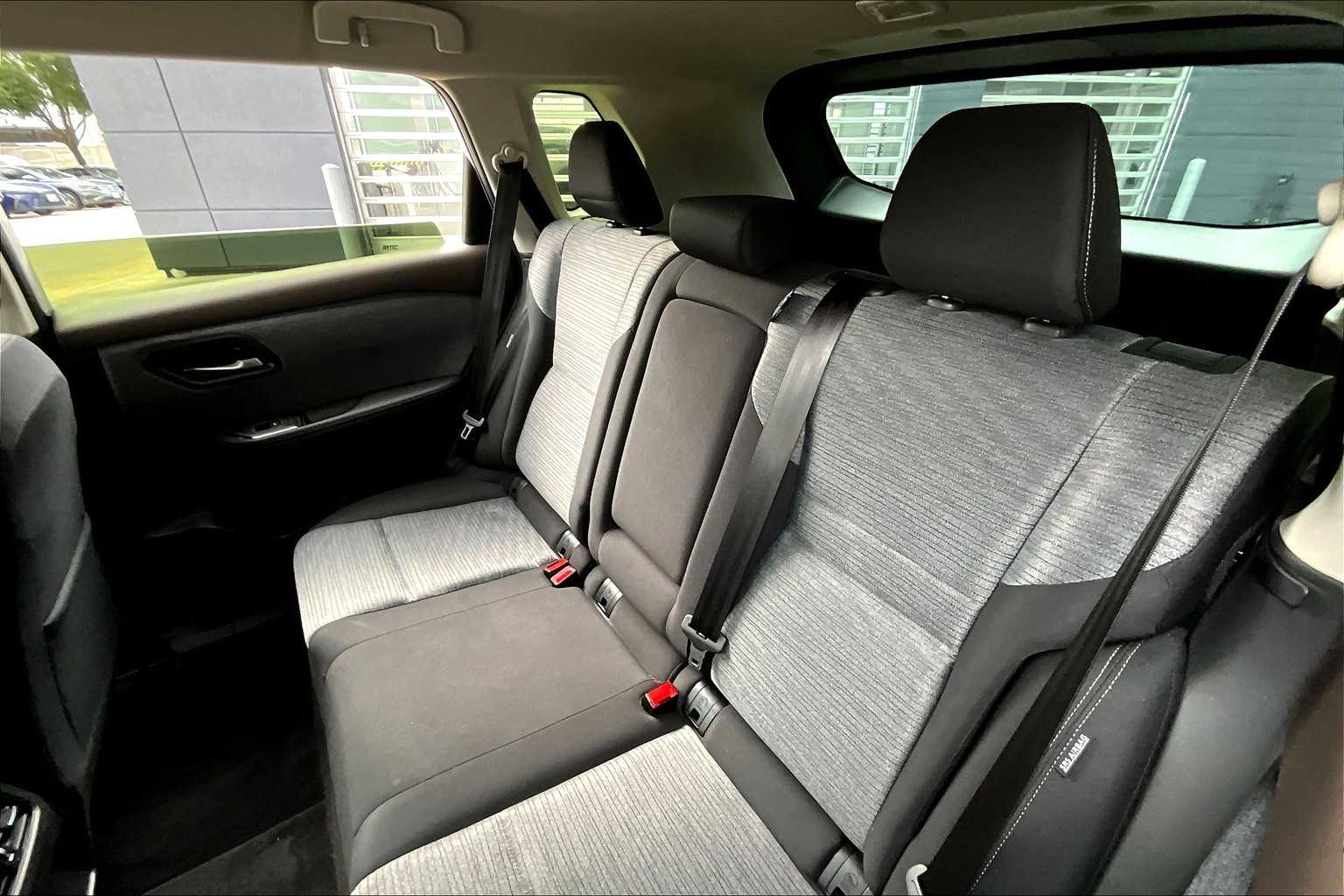 2023 Nissan Rogue SV photo 17