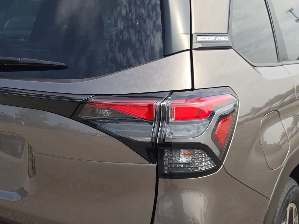 2025 Subaru Forester Premium photo 8